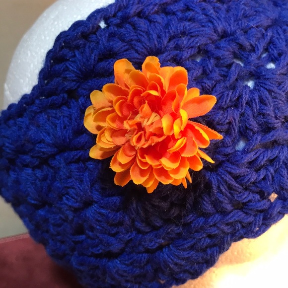 Handmade crocheted headband with flower decoration - Picture 5 of 5